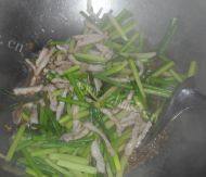 蒜苔炒肉丝做法图解8)