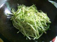 家常菜青椒炒西葫芦做法图解3)
