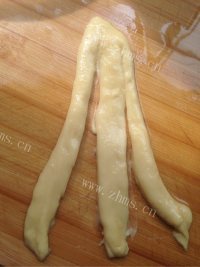 营养丰富的麻花面包做法图解3)