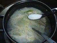 滋补的金针菇鲫鱼汤做法图解10)