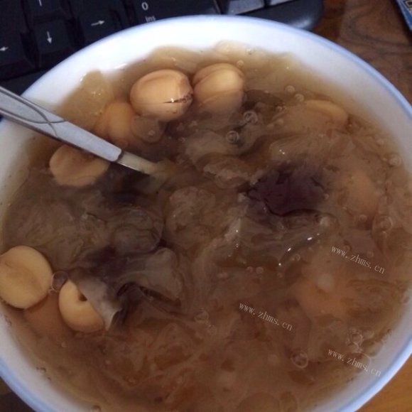 咸甜适中的红枣莲子银耳汤