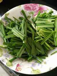 家常菜豆芽炒韭菜做法图解2)