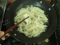 美味的白灼金针菇做法图解6)