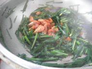 美味的韭菜炒虾做法图解7)