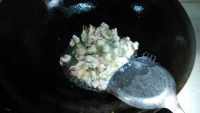 口感饱满的酸辣鸡丁做法图解2)