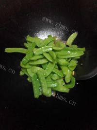 家常菜荷兰豆炒腊肉做法图解6)