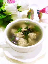 美味的紫菜肉丸汤