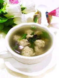 美味的紫菜肉丸汤