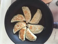 特色美食韭菜盒子做法图解5)