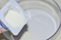 冰凉美味的香蕉杨梅冰淇淋做法图解5)