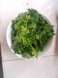 家常菜芹菜叶炒鸡蛋做法图解1)