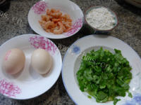 美味的芹菜虾肉鸡蛋饼做法图解1)