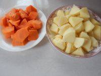 家常菜咖喱土豆鸡块做法图解3)