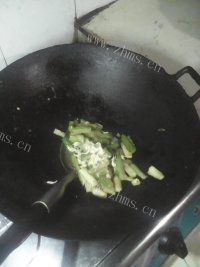 虾皮炒黄瓜做法图解2)