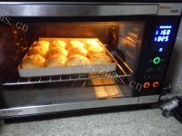 自制葡萄干小餐包做法图解9)