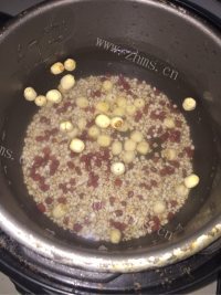 色泽鲜亮的红豆薏米汤做法图解4)