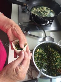 芳香四溢的韭菜盒子做法图解4)