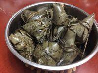 美味的香菇卤肉板栗粽做法图解10)