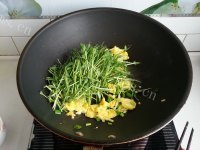 家常菜豌豆苗炒鸡蛋做法图解8)