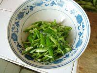 家常菜青椒毛豆炒肉丝做法图解2)