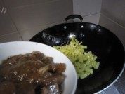 让人怀念的牛肉炖土豆做法图解5)