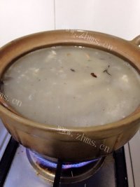 美味的萝卜鲫鱼汤做法图解5)