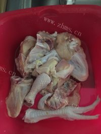 美味的榴莲壳炖鸡做法图解2)