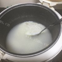 美味的真姬菇瘦肉粥做法图解4)