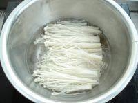 家常菜金针菇培根卷做法图解3)