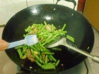 爽滑豆角炒肉丝做法图解5)