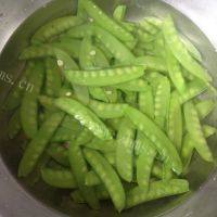 肉片炒荷兰豆做法图解4)