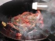 美味的油爆大头虾做法图解3)