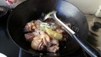 美味的红烧栗子鸡做法图解3)