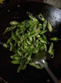 家常菜辣椒炒豆腐干做法图解4)
