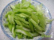 家常菜腊肉炒芹菜做法图解2)