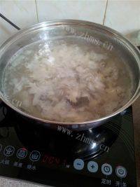 外婆做的银耳莲子汤做法图解4)