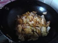 好吃不腻的土豆炖白菜做法图解6)