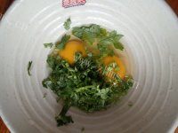 自制香菜鸡蛋饼做法图解2)