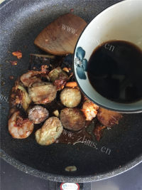 美味的虾仁焖茄子做法图解8)