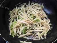 诱人的豇豆炒土豆丝做法图解4)