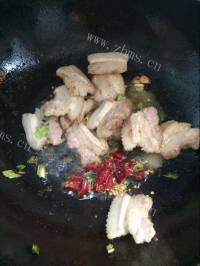 热腾腾的猪肉白菜炖粉条做法图解5)