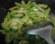 美味的蚝油肉片淋苦瓜做法图解7)