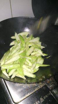 清淡的丝瓜炒蛋做法图解4)
