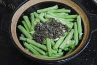 鲜美可口的沙蟹汁焖豆角做法图解4)