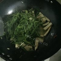 家常菜韭菜炒豆干做法图解5)