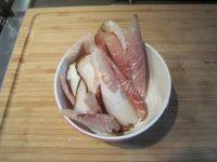 家常菜芹菜炒腊肉做法图解2)