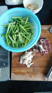 家常菜咸肉炒蒜苗做法图解1)