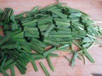 好吃的韭菜炒蚕豆做法图解2)