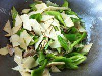 家常菜尖椒豆片炒肉做法图解4)