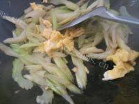 芹菜炒鸡蛋做法图解6)